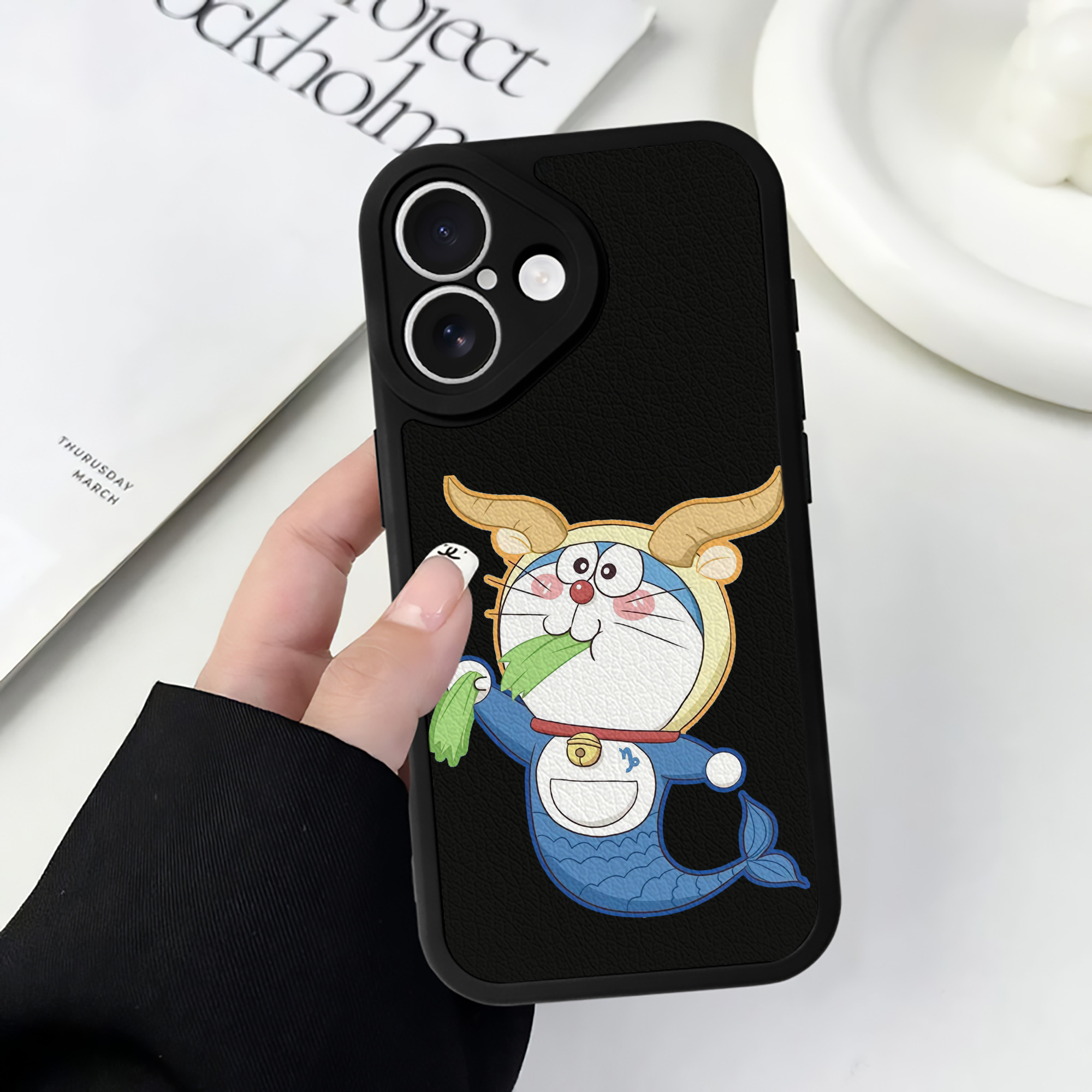 （画像用） ドラえもん Doraemon 【iPhone 16シリーズ対応】シリコンスマホケース（レザー調） 材質：シリコン